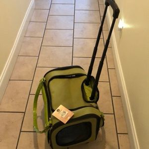 Pet carrier-full swivel unused!